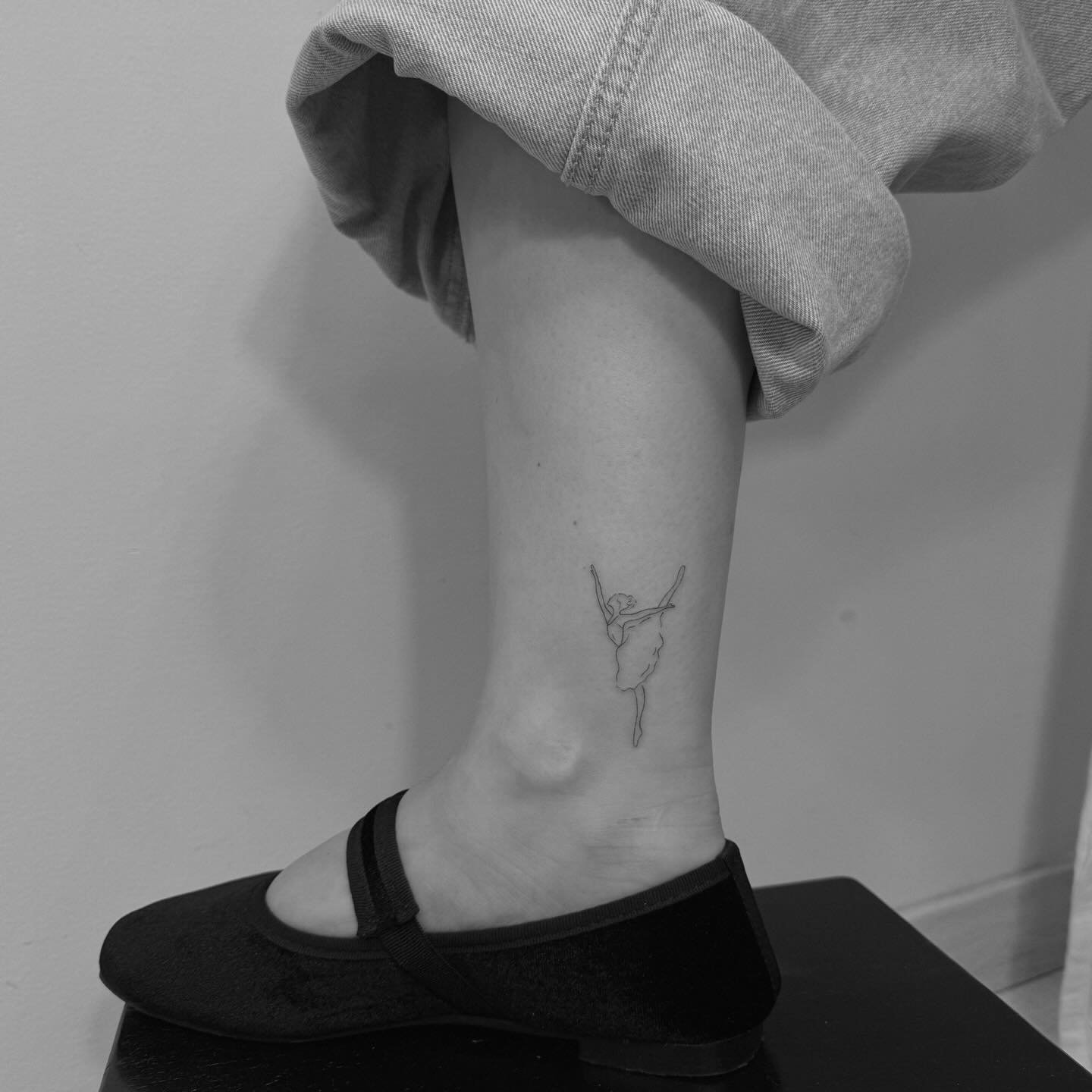 Tatuaje de diseño en tobillo, línea fina Sinkply Madrid