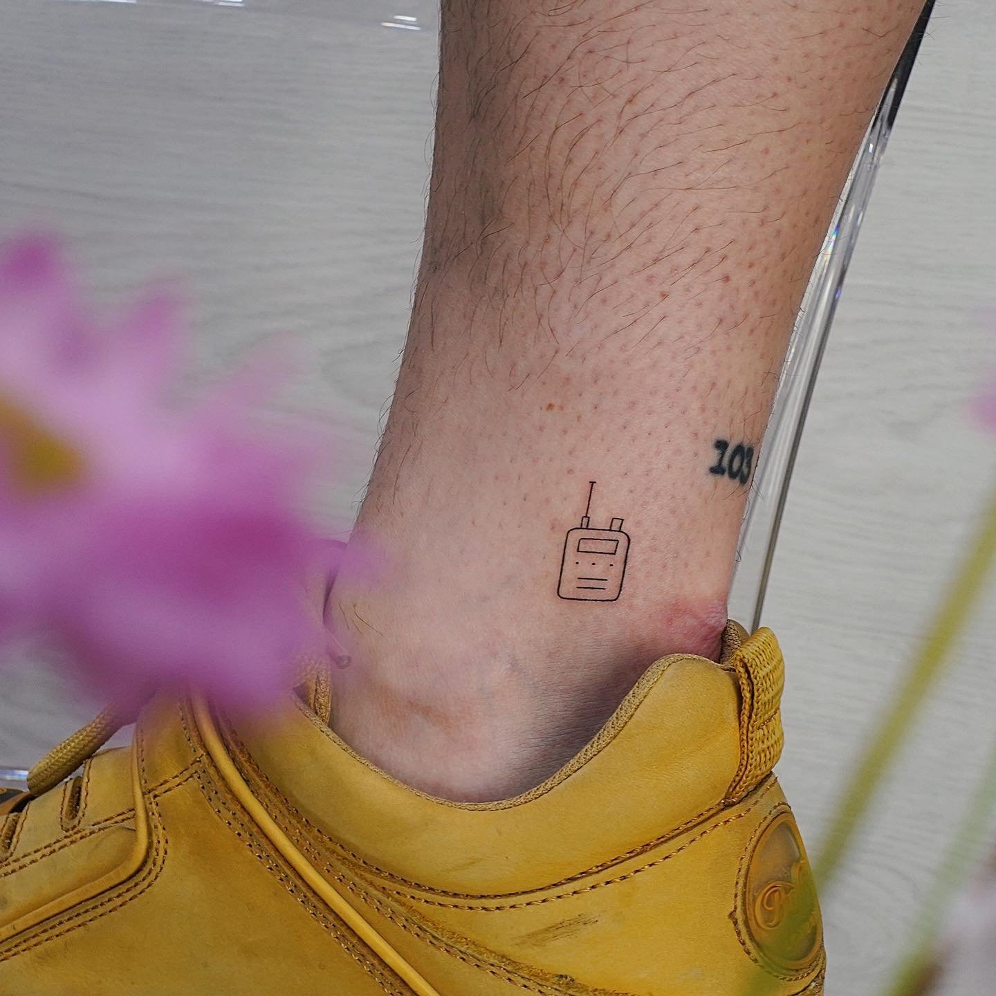 Tatuaje de diseño en tobillo, línea fina Sinkply Madrid