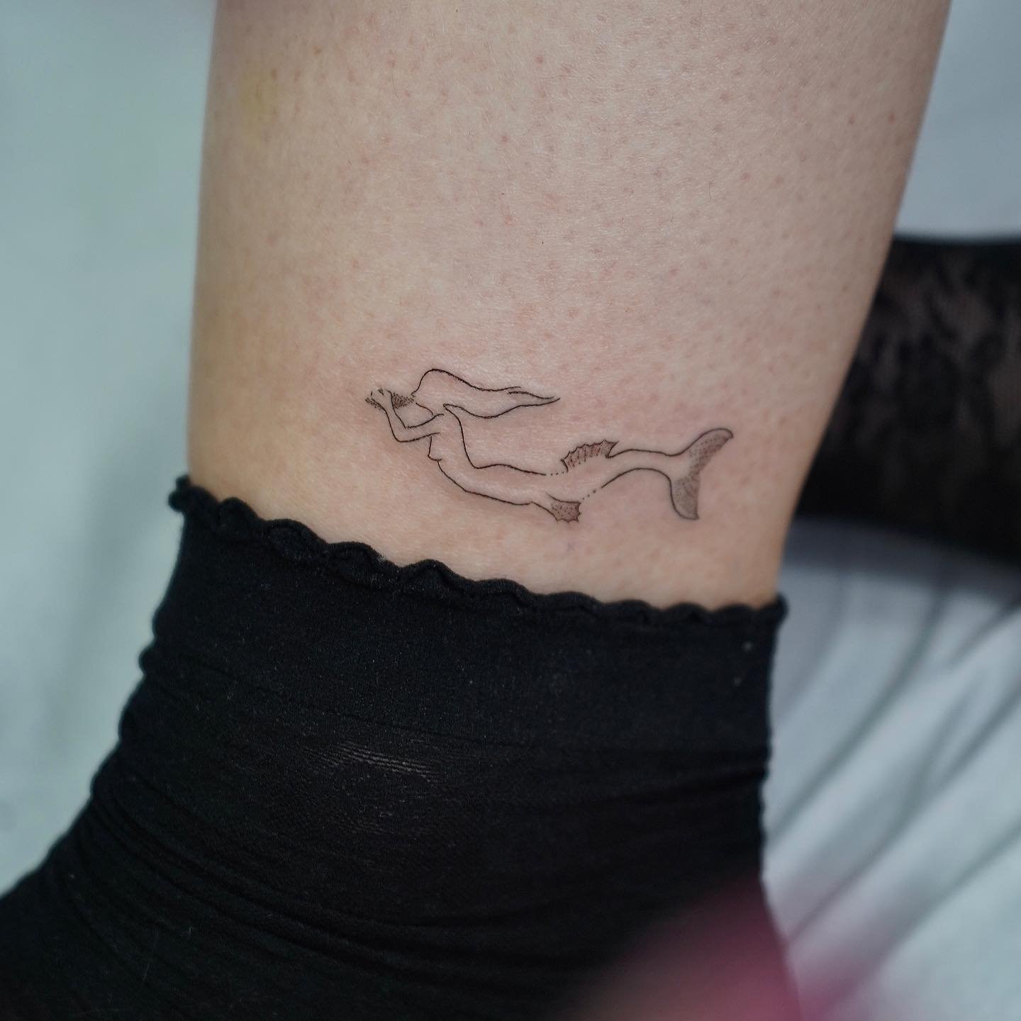 Tatuaje de diseño en tobillo, línea fina Sinkply Madrid