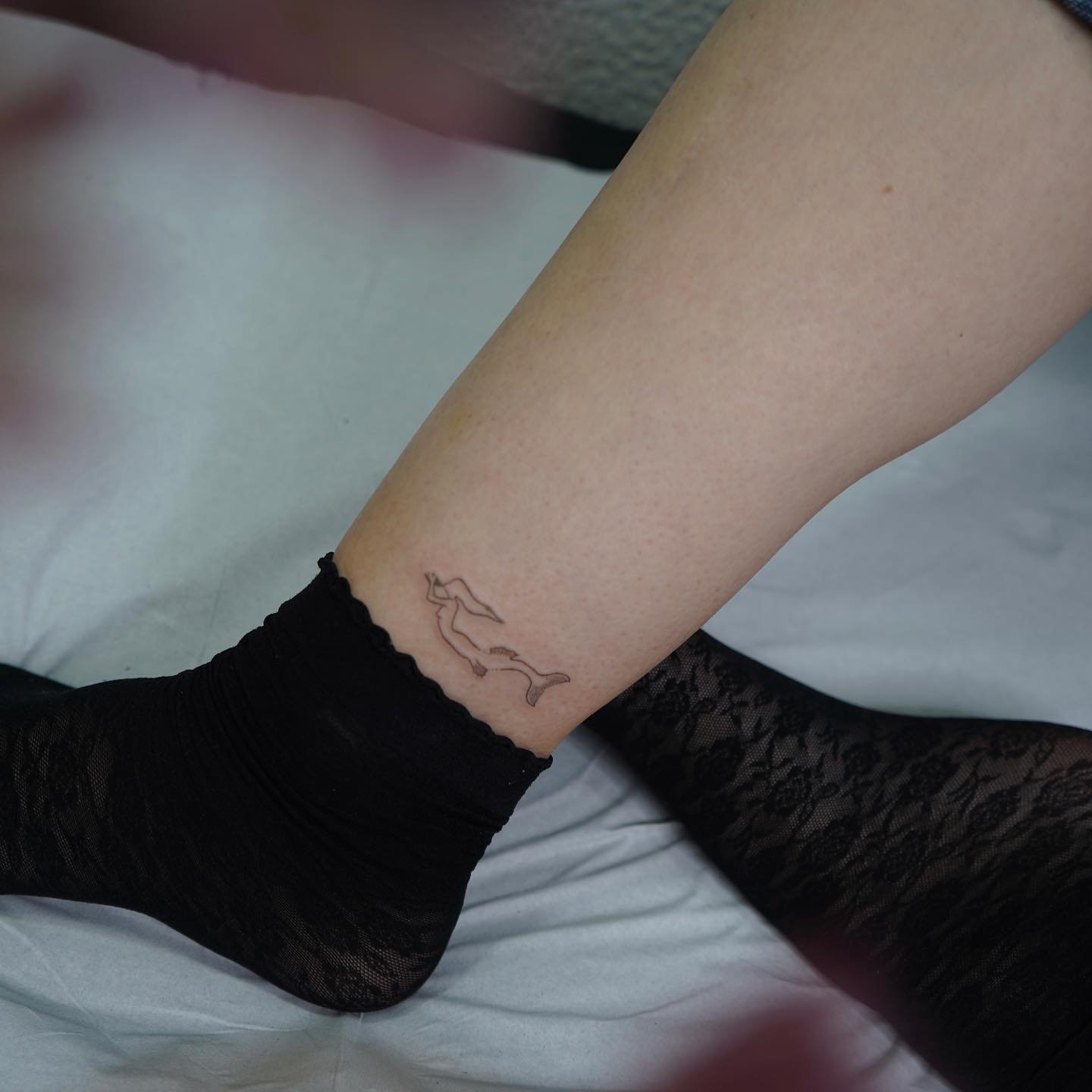 Tatuaje de diseño en tobillo, línea fina Sinkply Madrid