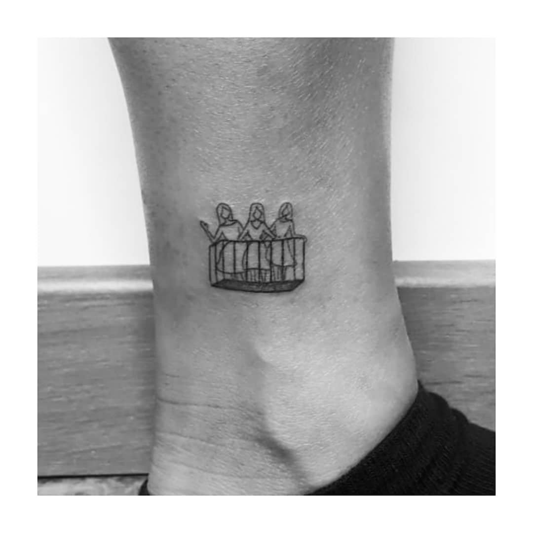 Tatuaje de diseño en tobillo, línea fina Sinkply Madrid