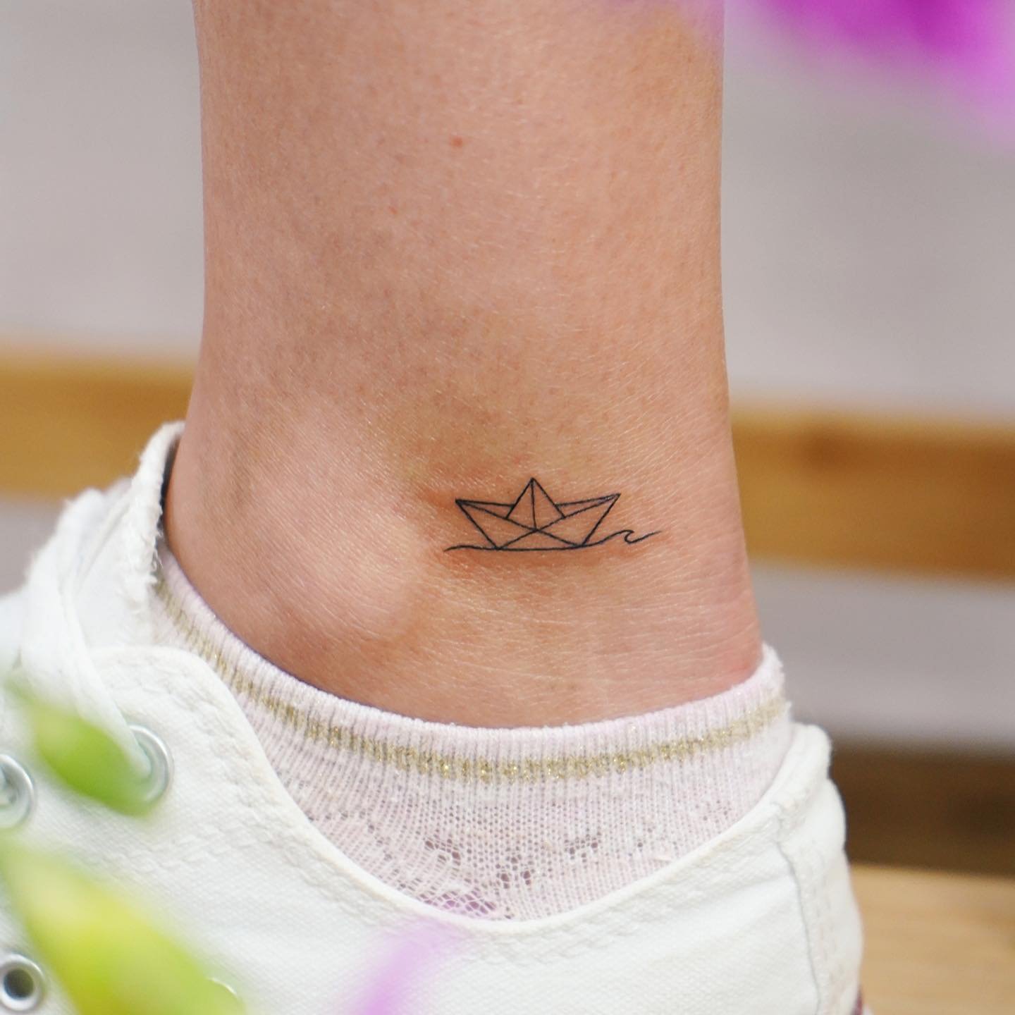 Tatuaje de diseño en tobillo, línea fina Sinkply Madrid
