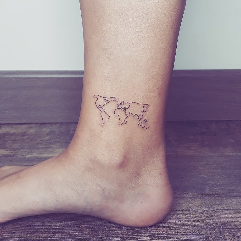 Tatuaje de diseño en tobillo, línea fina Sinkply Madrid