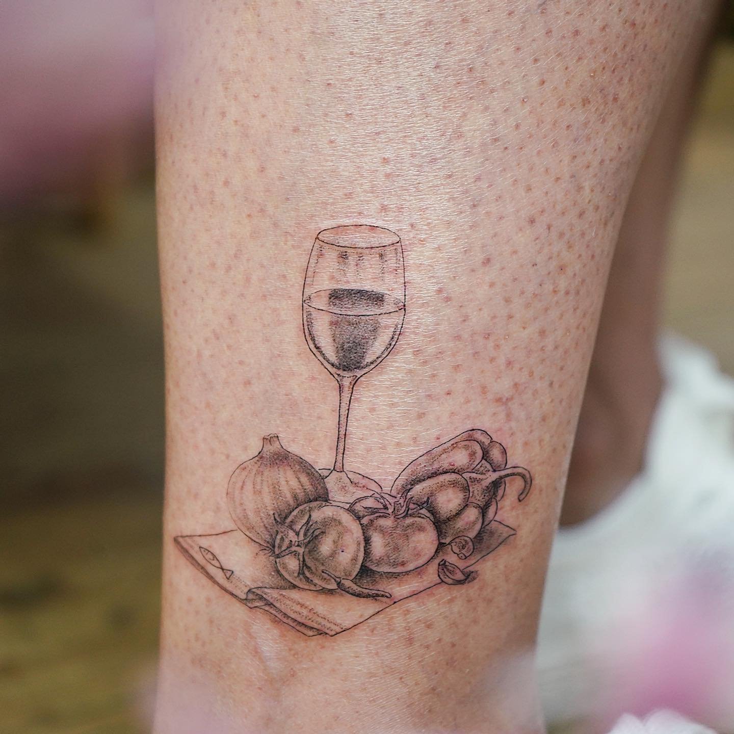 Tatuaje de objeto en antebrazo, línea fina Sinkply Madrid