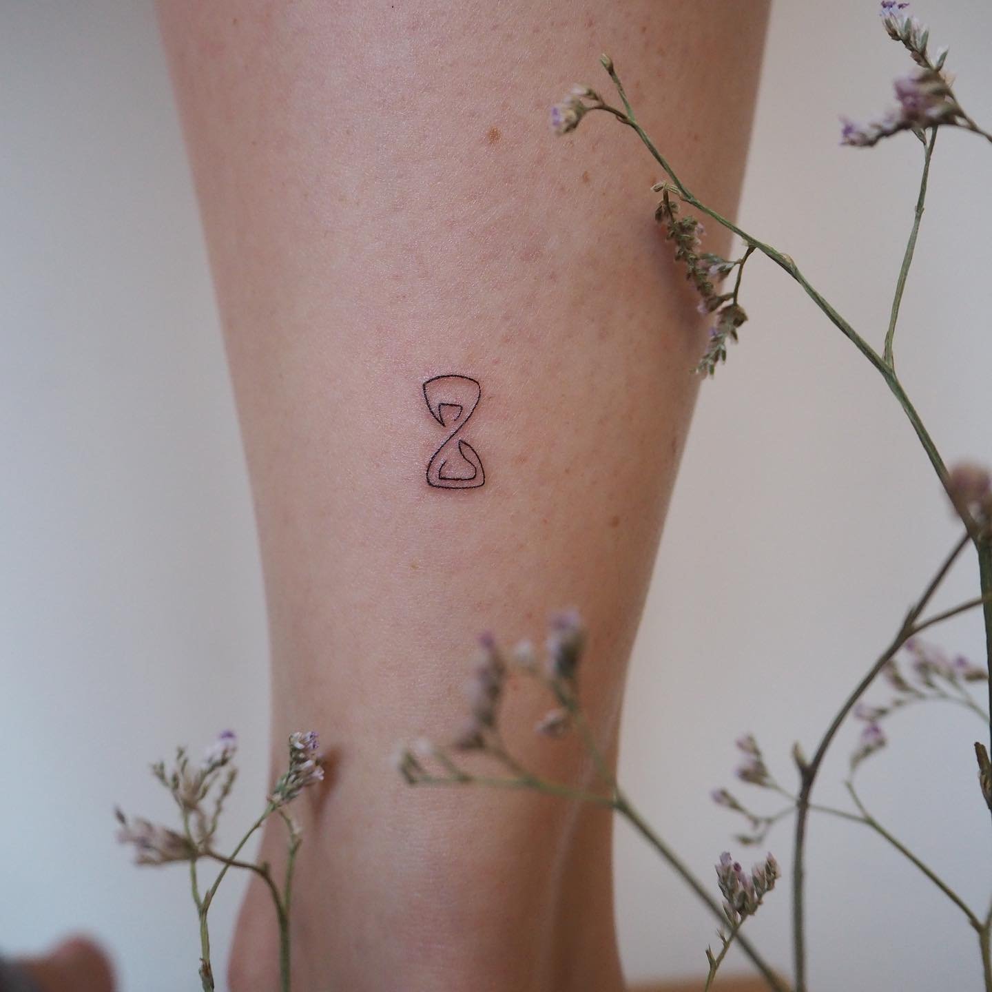 Tatuaje de objeto en antebrazo, línea fina Sinkply Madrid