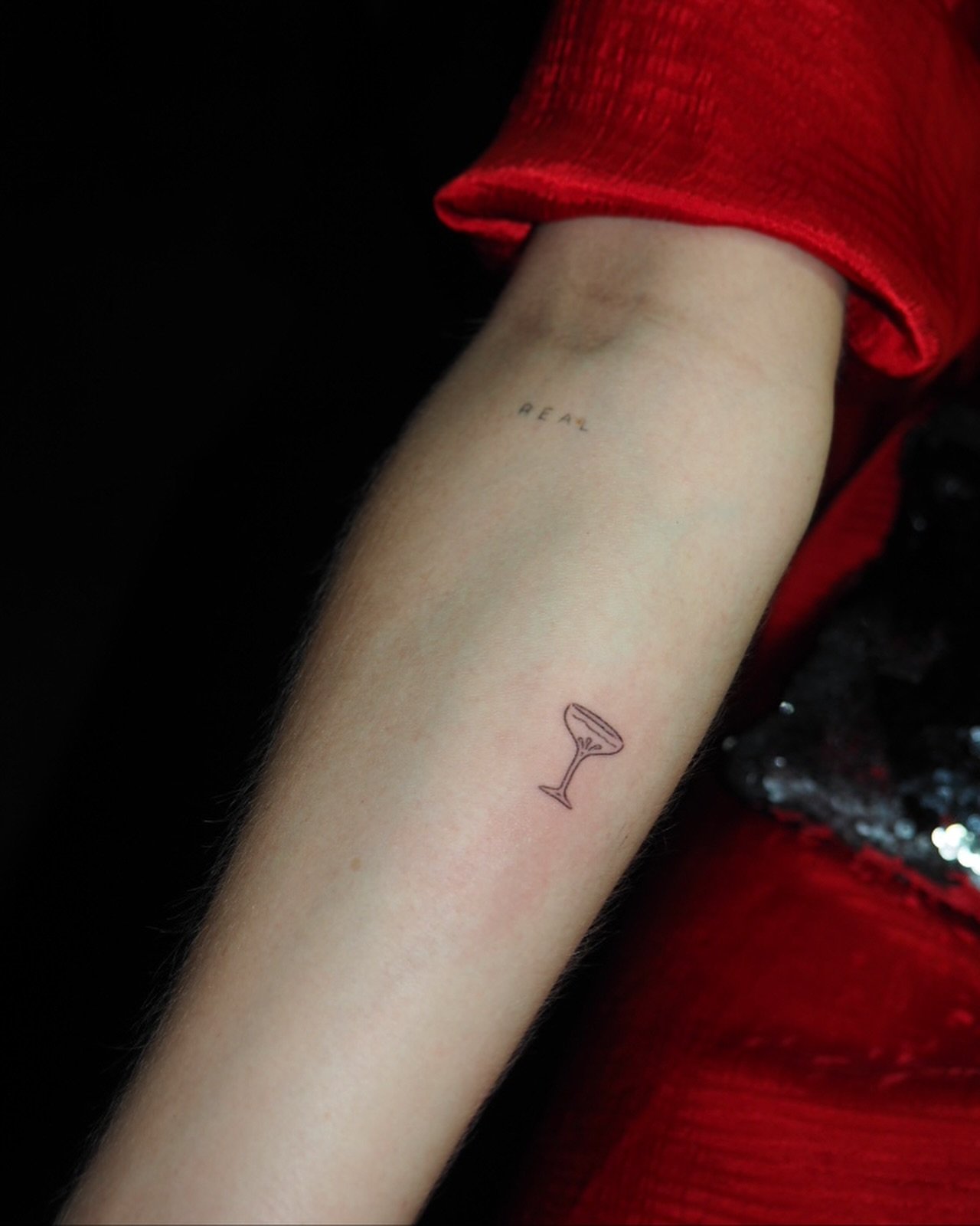 Tatuaje de objeto en antebrazo, línea fina Sinkply Madrid