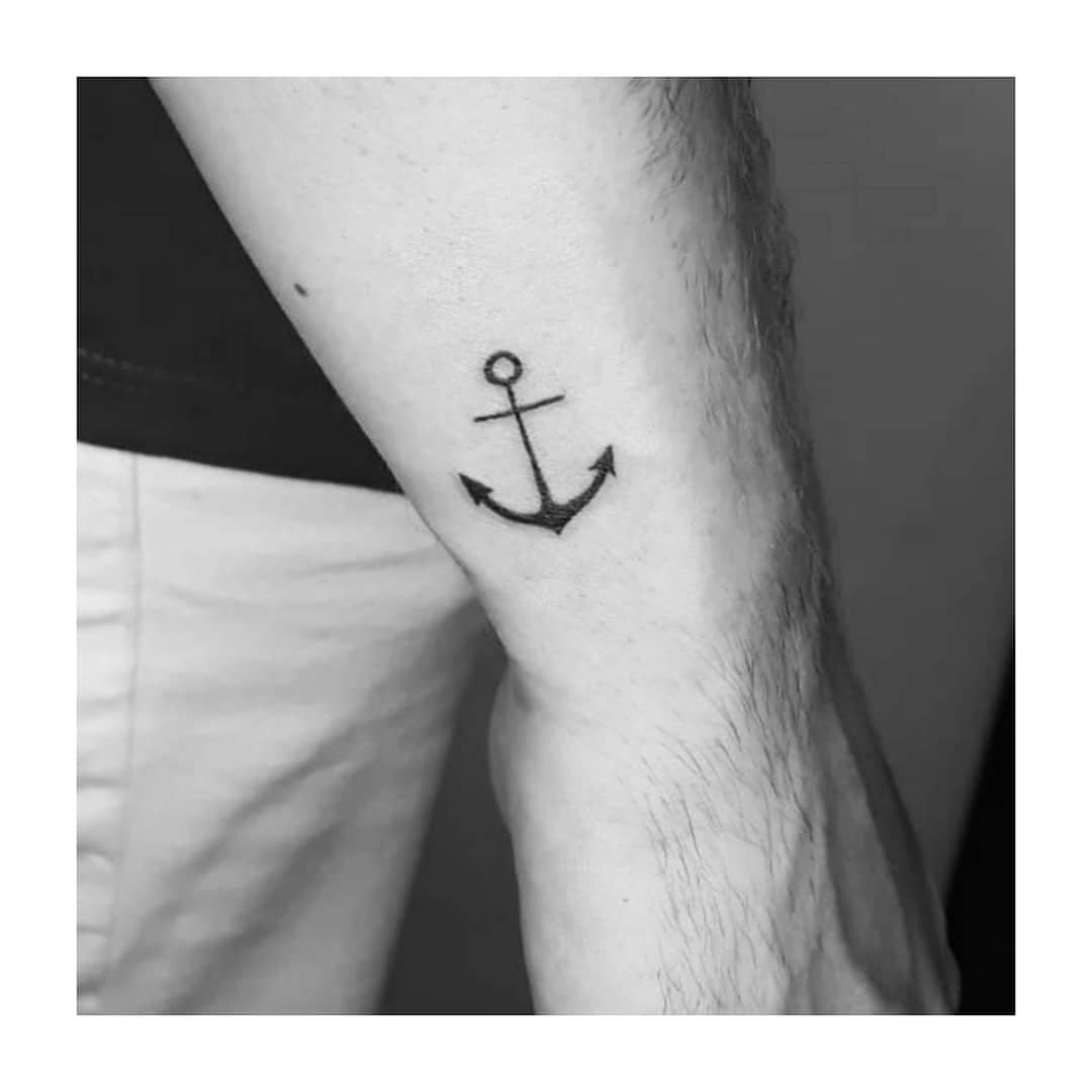 Tatuaje de objeto en antebrazo, línea fina Sinkply Madrid