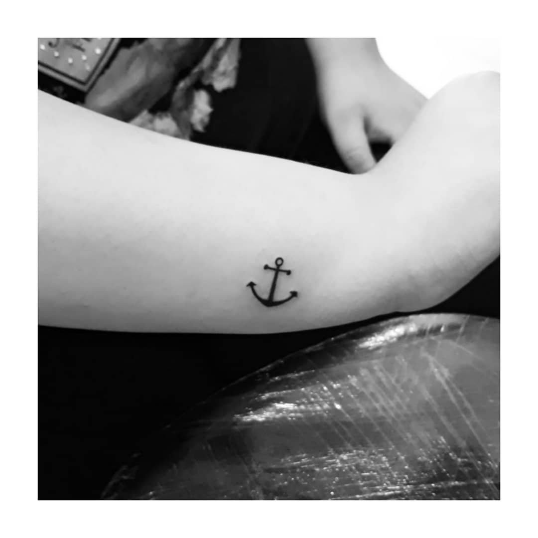 Tatuaje de objeto en antebrazo, línea fina Sinkply Madrid