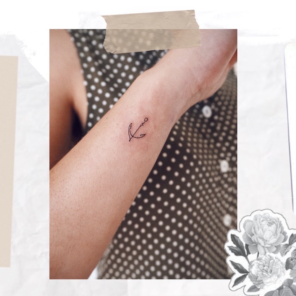 Tatuaje de objeto en antebrazo, línea fina Sinkply Madrid