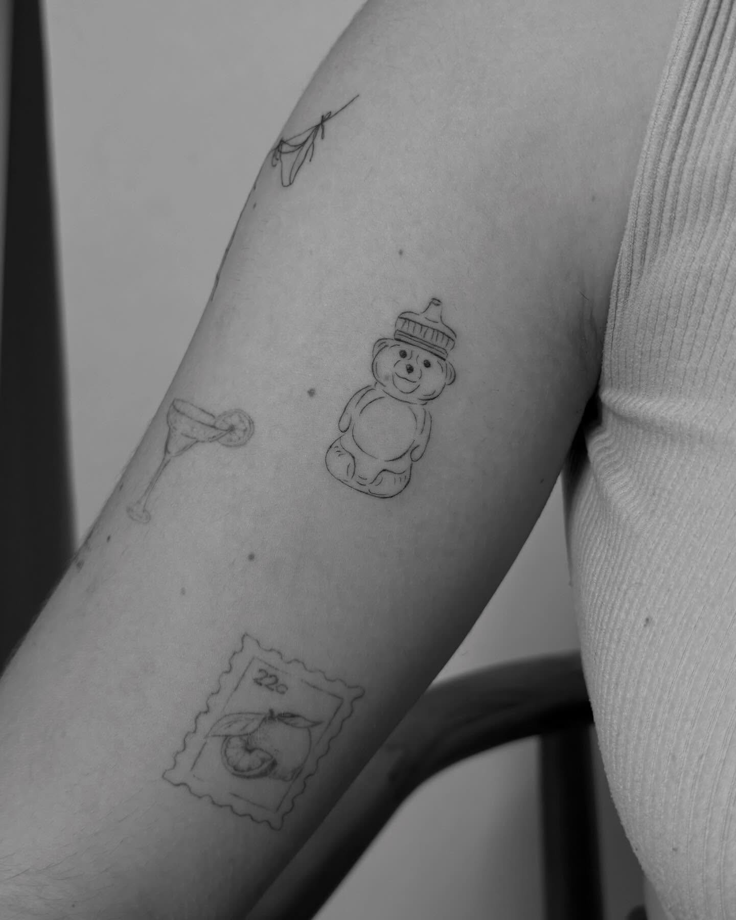 Tatuaje de objeto en brazo, línea fina Sinkply Madrid