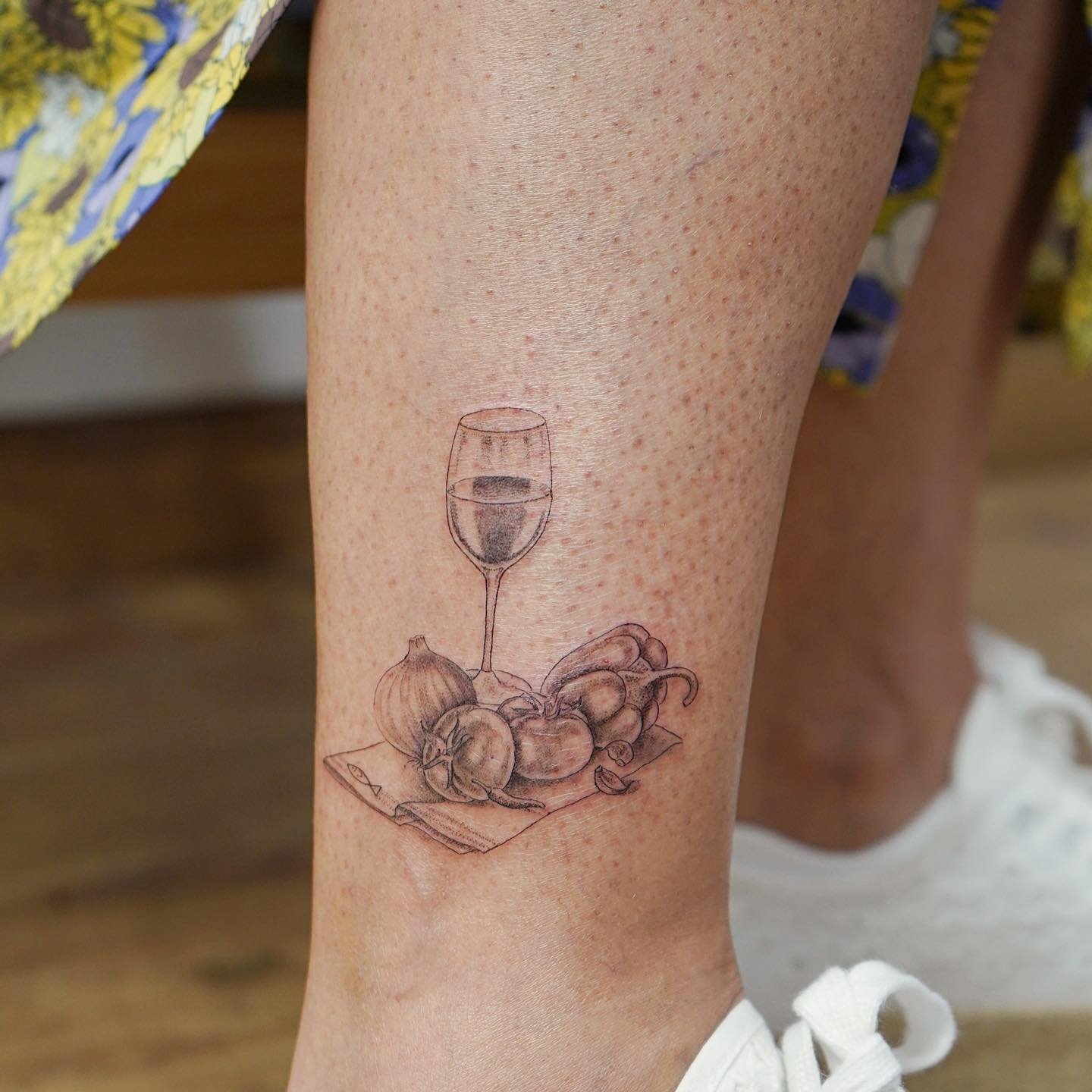 Tatuaje de objeto en mano, línea fina Sinkply Madrid