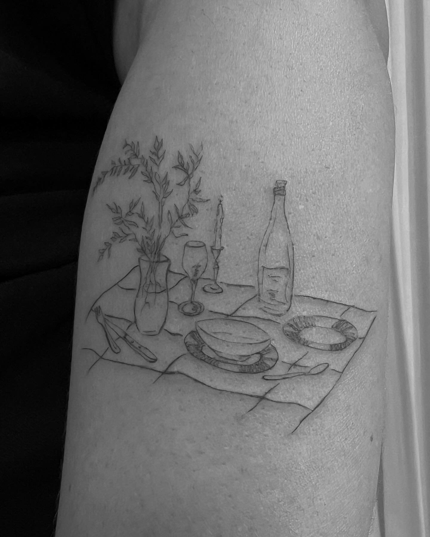 Tatuaje de objeto en muslo, línea fina Sinkply Madrid