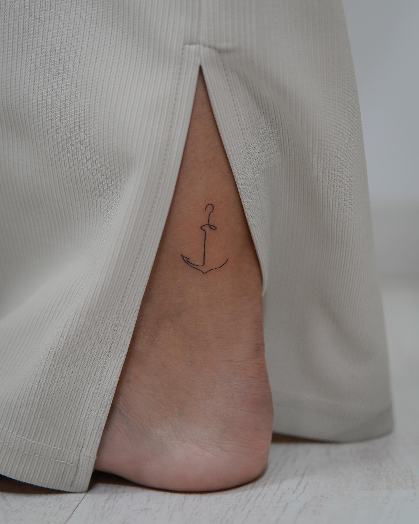 Tatuaje de objeto en muslo, línea fina Sinkply Madrid