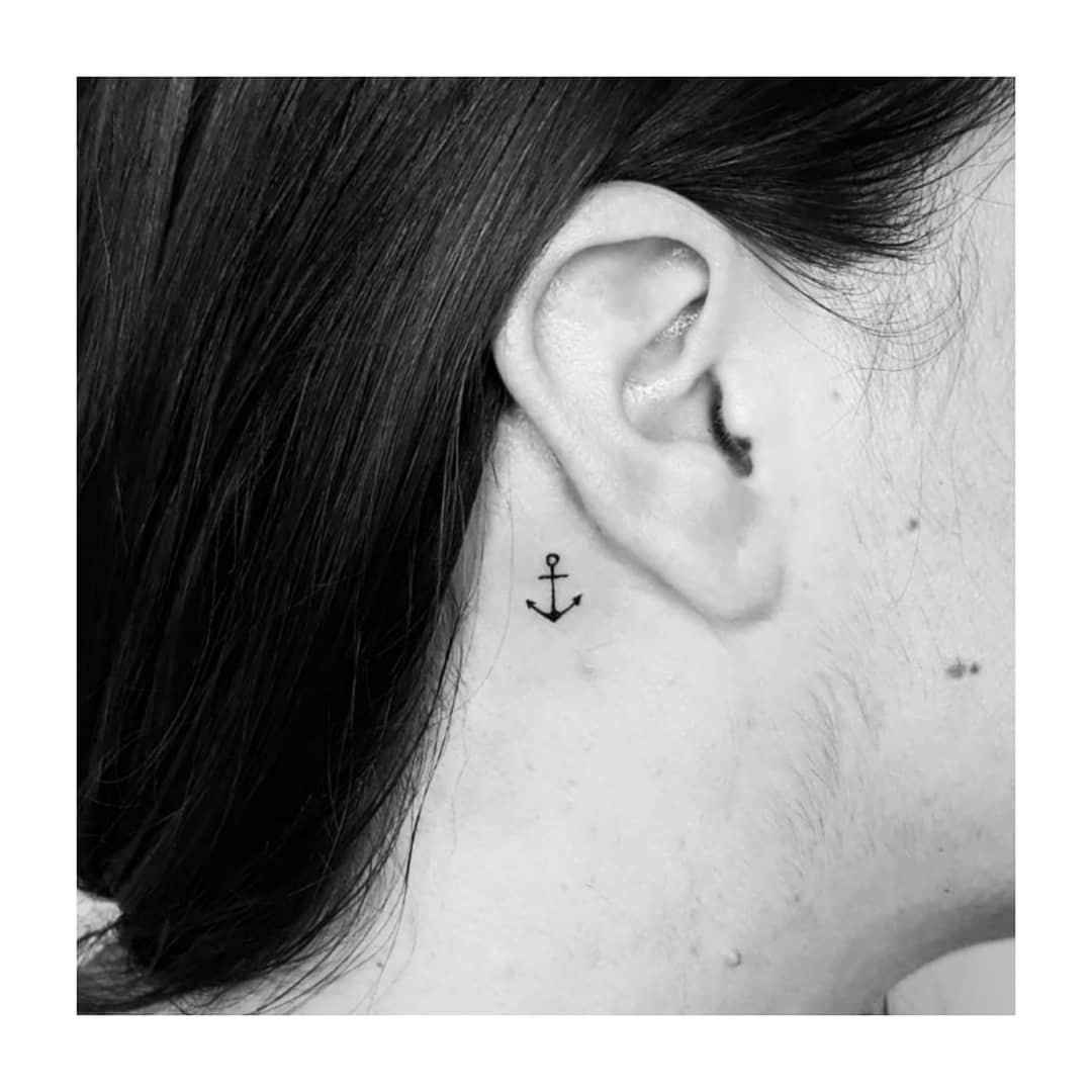 Tatuaje de objeto en oreja, línea fina Sinkply Madrid