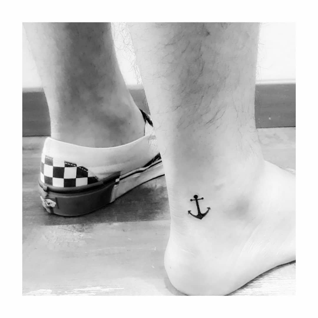 Tatuaje de objeto en tobillo, línea fina Sinkply Madrid