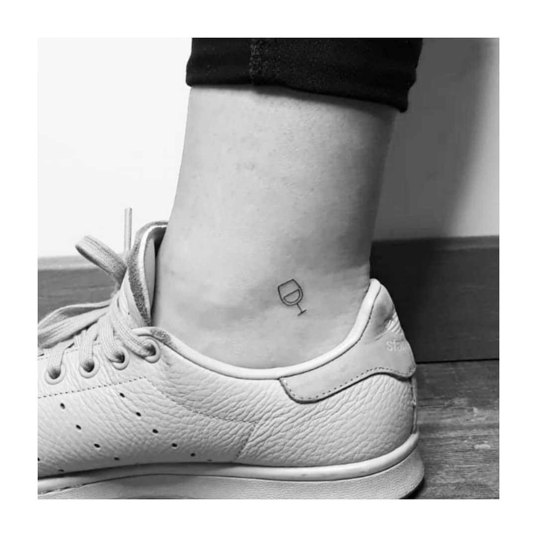 Tatuaje de objeto en tobillo, línea fina Sinkply Madrid