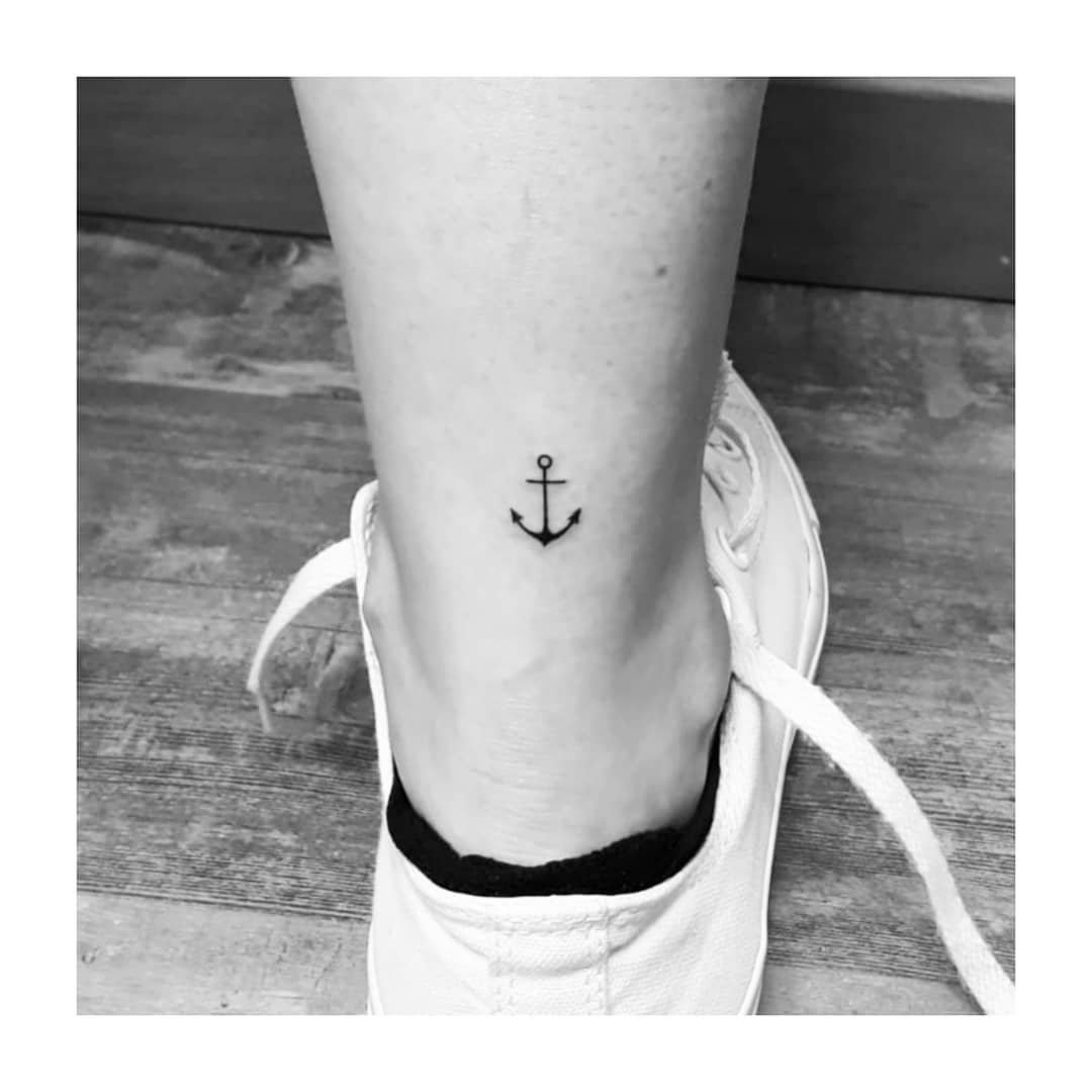 Tatuaje de objeto en tobillo, línea fina Sinkply Madrid