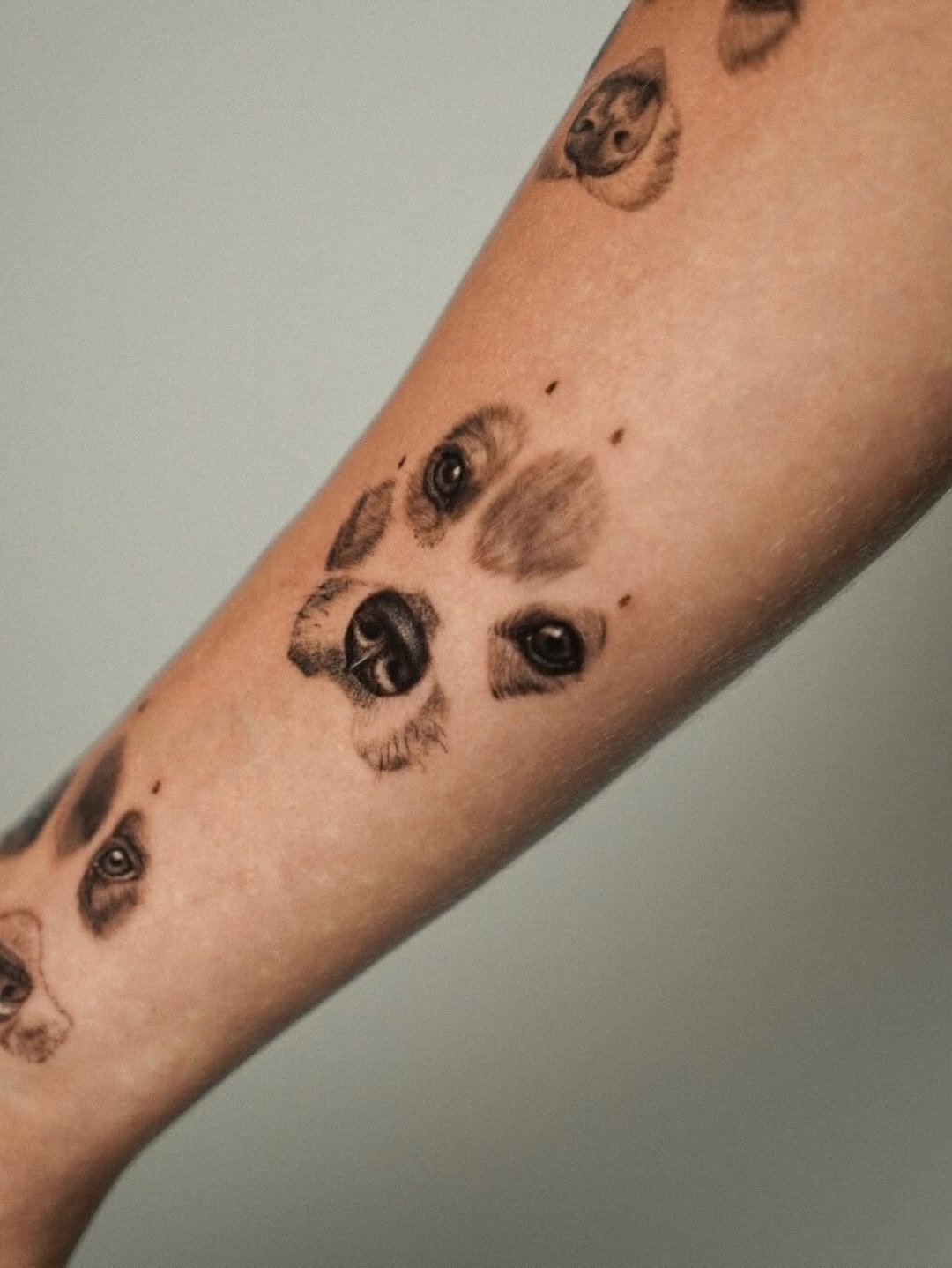Tatuaje de paisaje en antebrazo, línea fina Sinkply Madrid