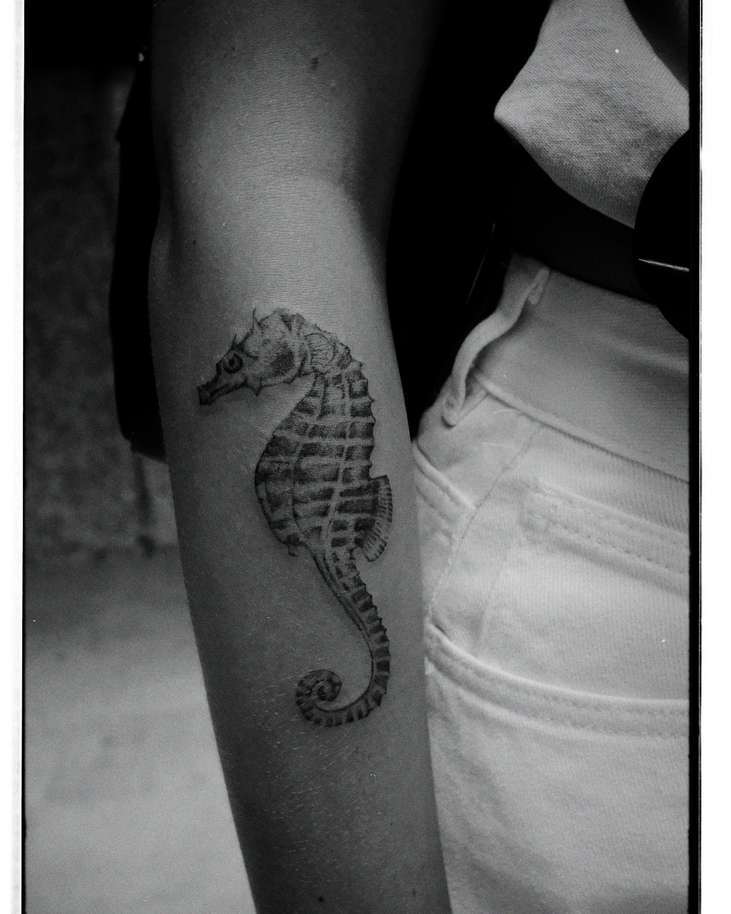 Tatuaje de paisaje en antebrazo, línea fina Sinkply Madrid