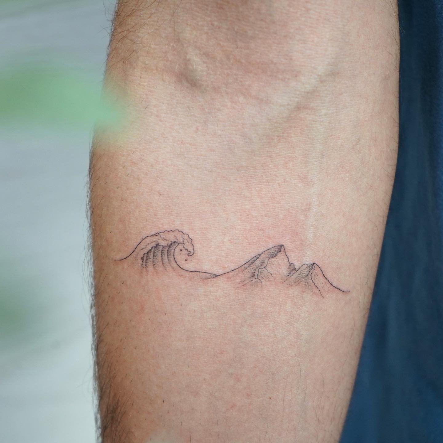 Tatuaje de paisaje en antebrazo, línea fina Sinkply Madrid