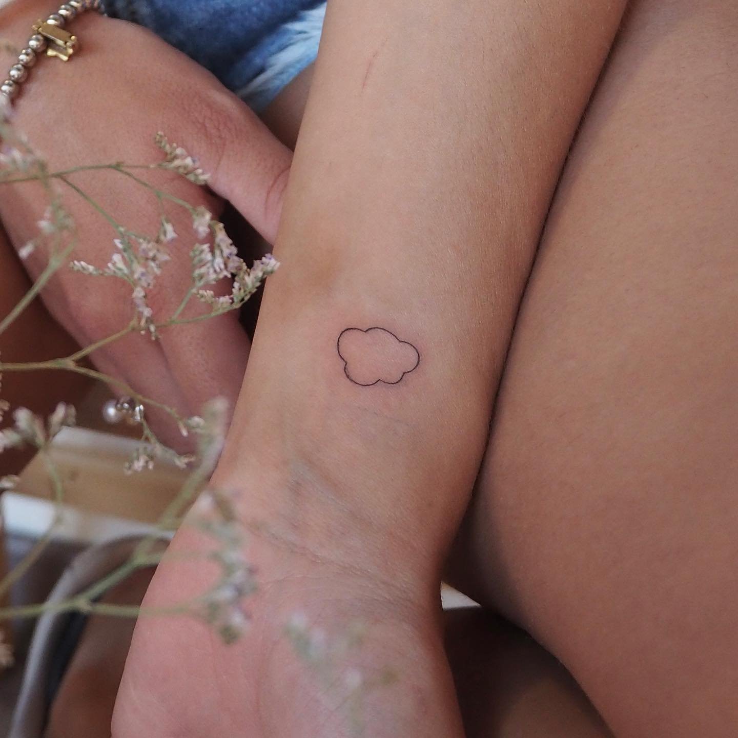 Tatuaje de paisaje en antebrazo, línea fina Sinkply Madrid