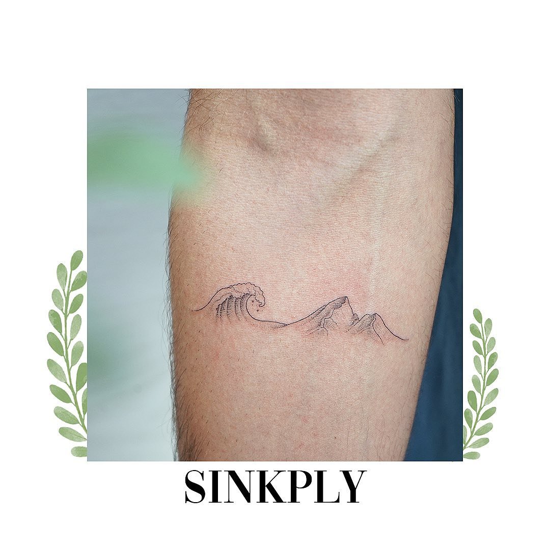 Tatuaje de paisaje en antebrazo, línea fina Sinkply Madrid