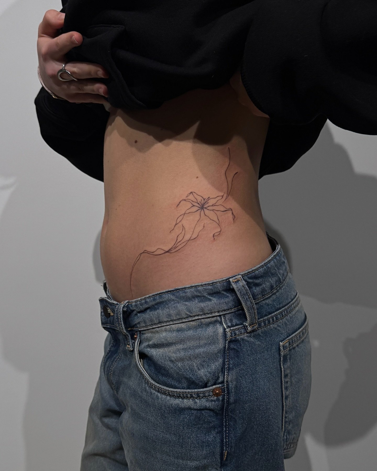 Tatuaje de paisaje en espalda, línea fina Sinkply Madrid