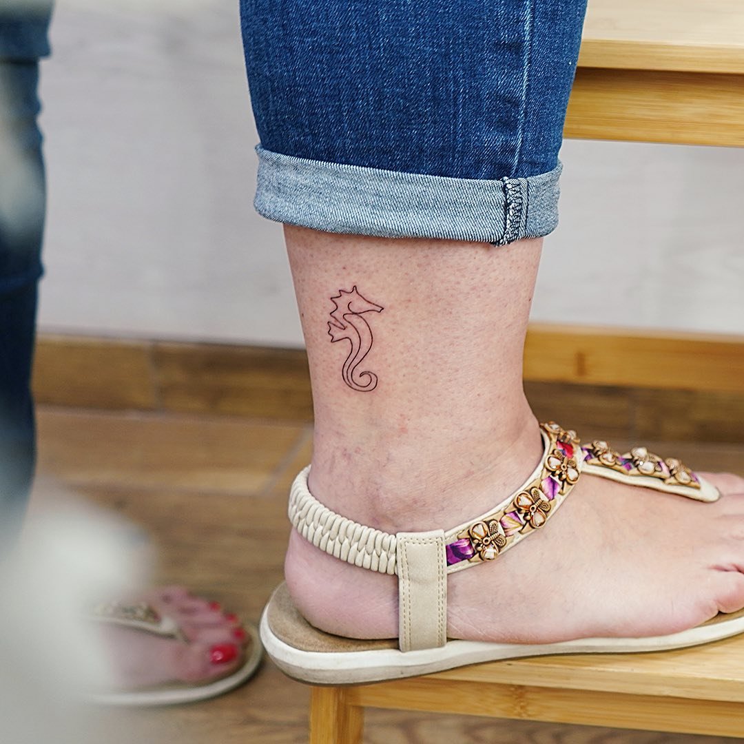 Tatuaje de paisaje en tobillo, línea fina Sinkply Madrid