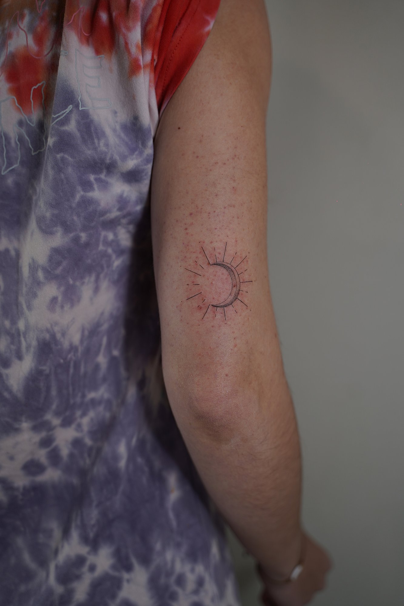 Tatuaje de abrazo en zona desconocida, línea fina
