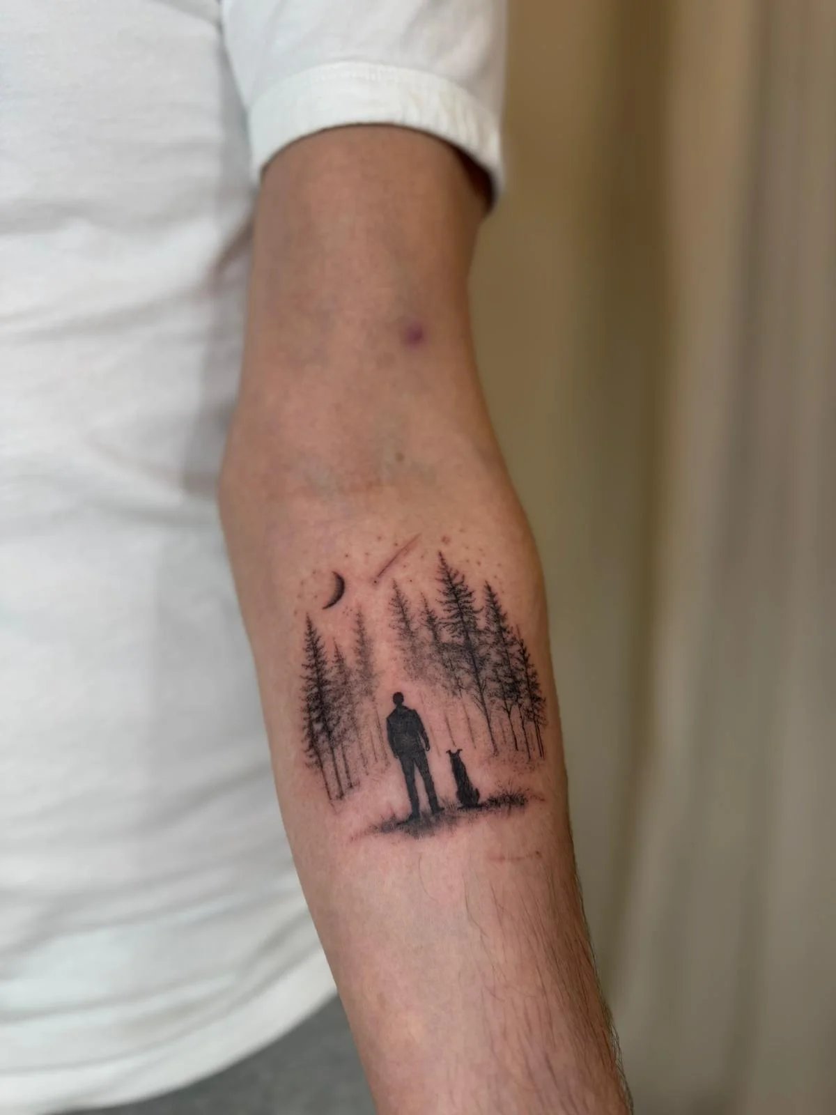 Tatuaje retrato-silueta bosque con persona luna antebrazo