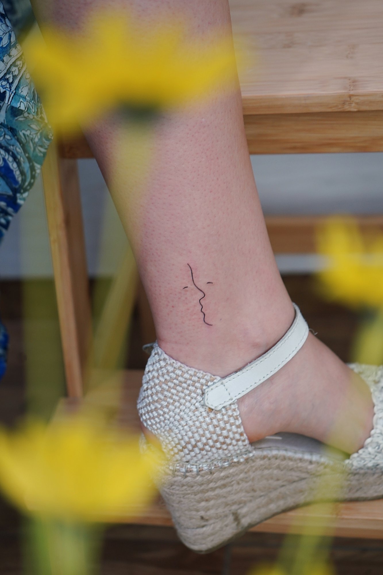 Tatuaje de caras simples en zona desconocida, línea fina
