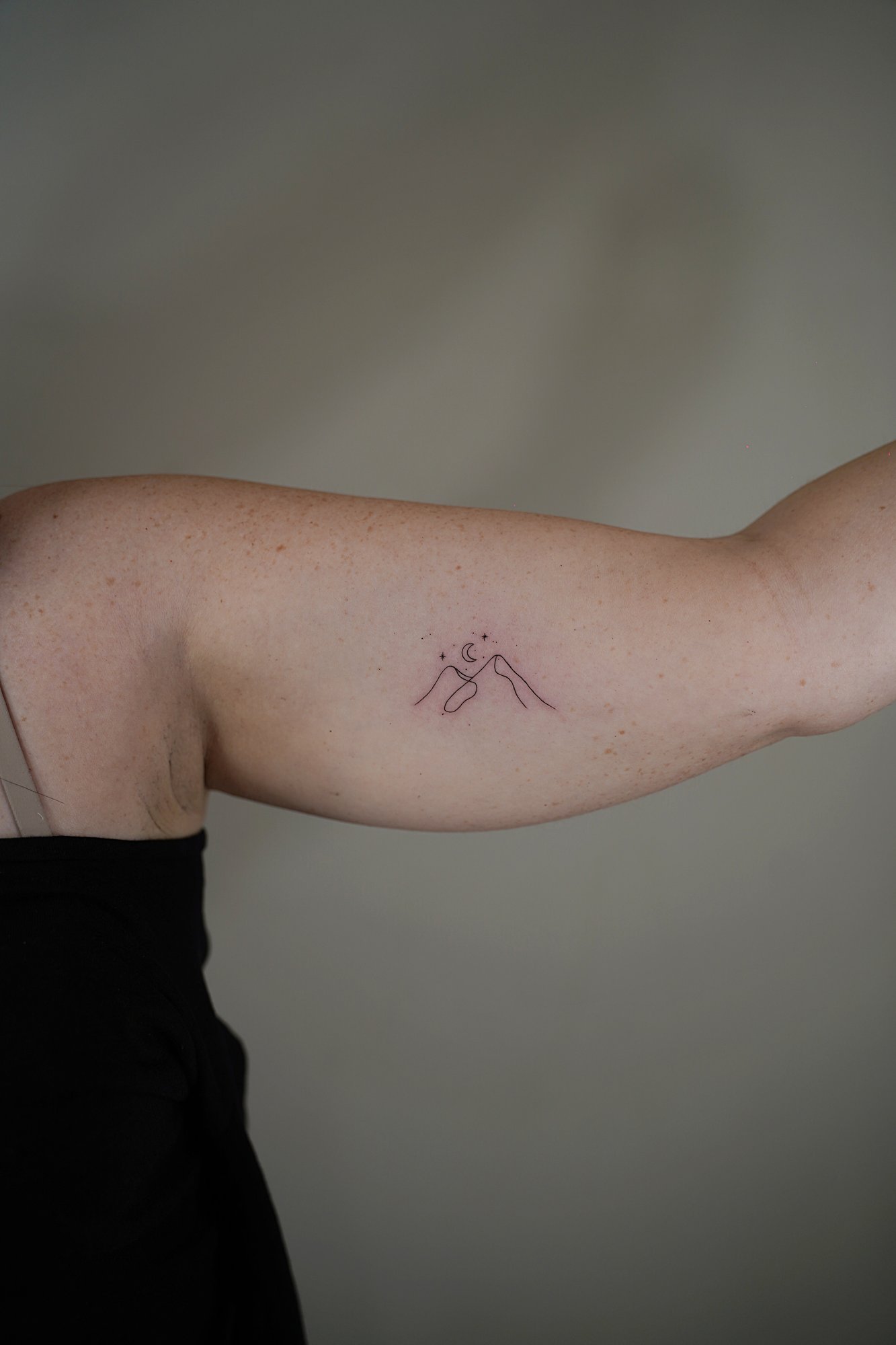 Tatuaje de dos caras en costilla, línea fina