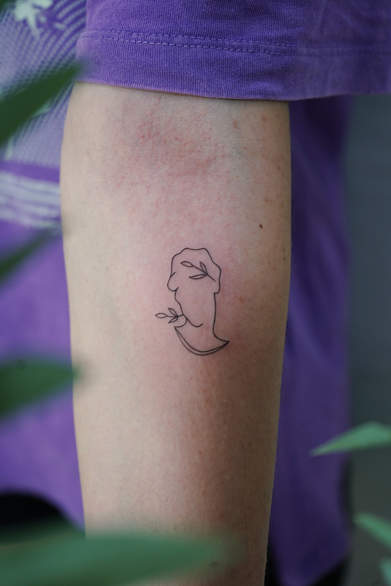 Tatuaje de escultura simple en zona desconocida, línea fina
