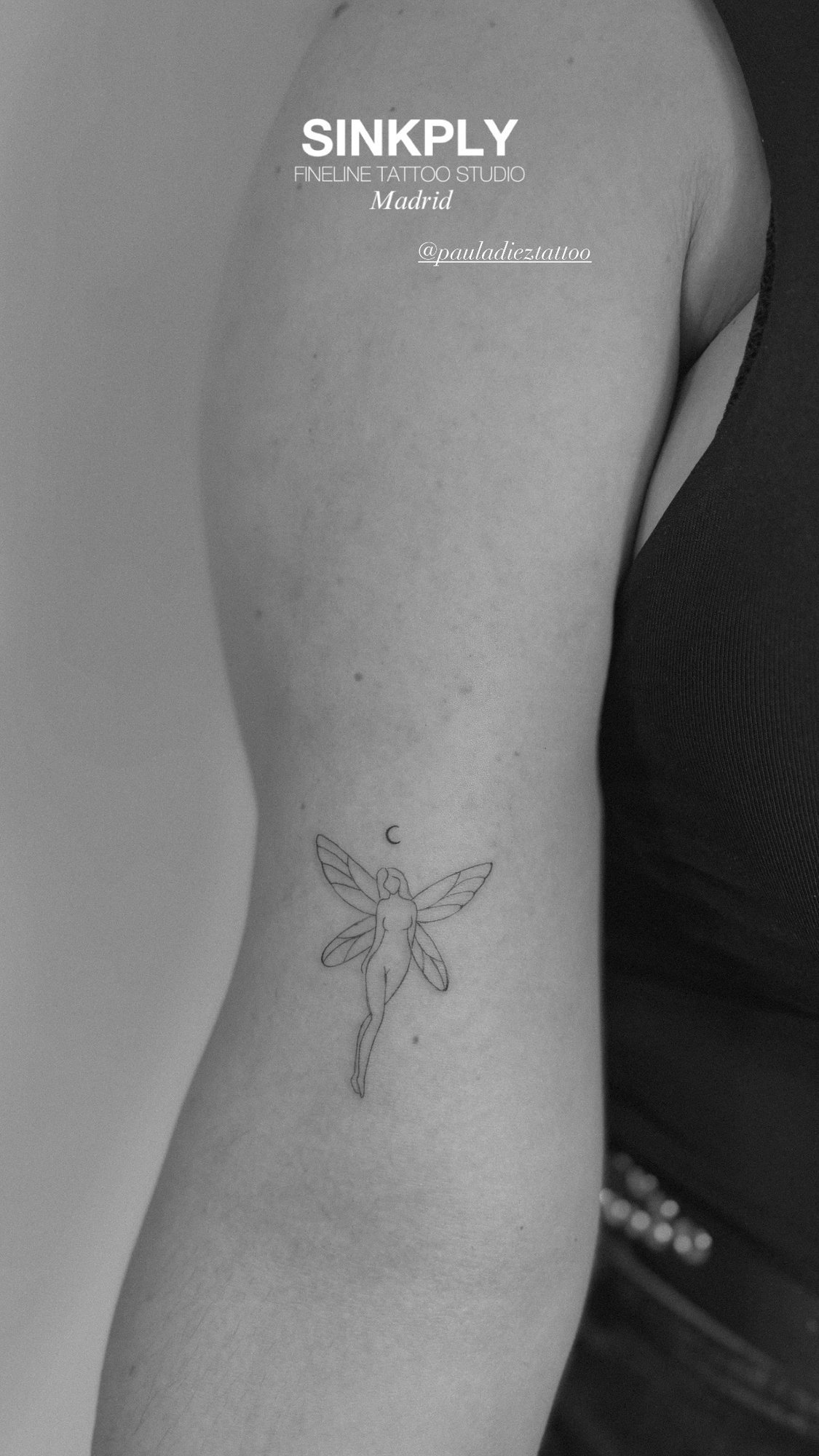 Tatuaje de hada con alas y luna en brazo, línea fina
