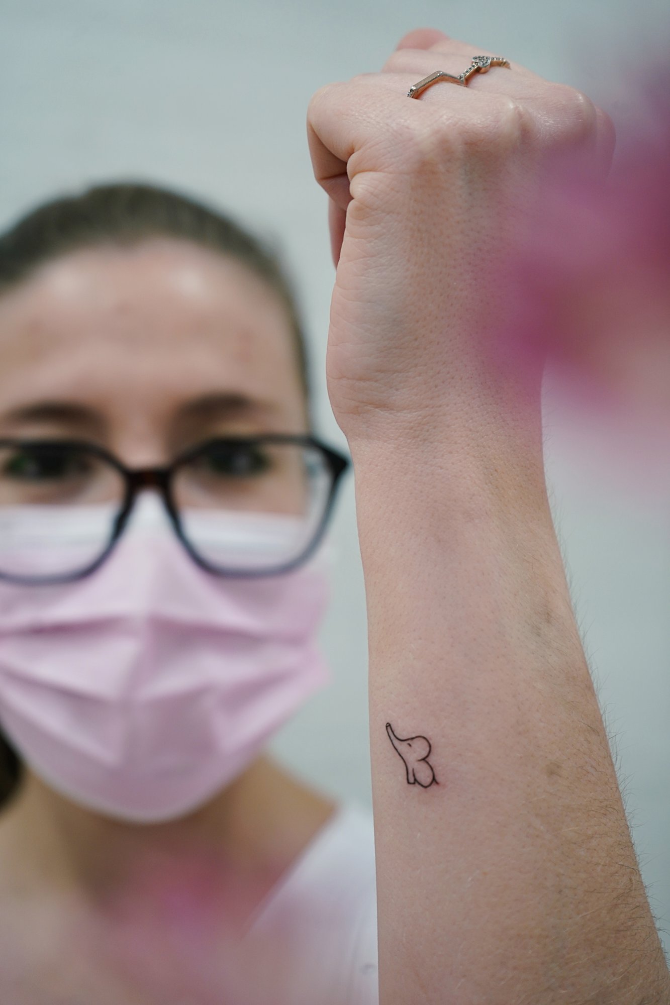 Tatuaje de hombre en costilla, línea fina