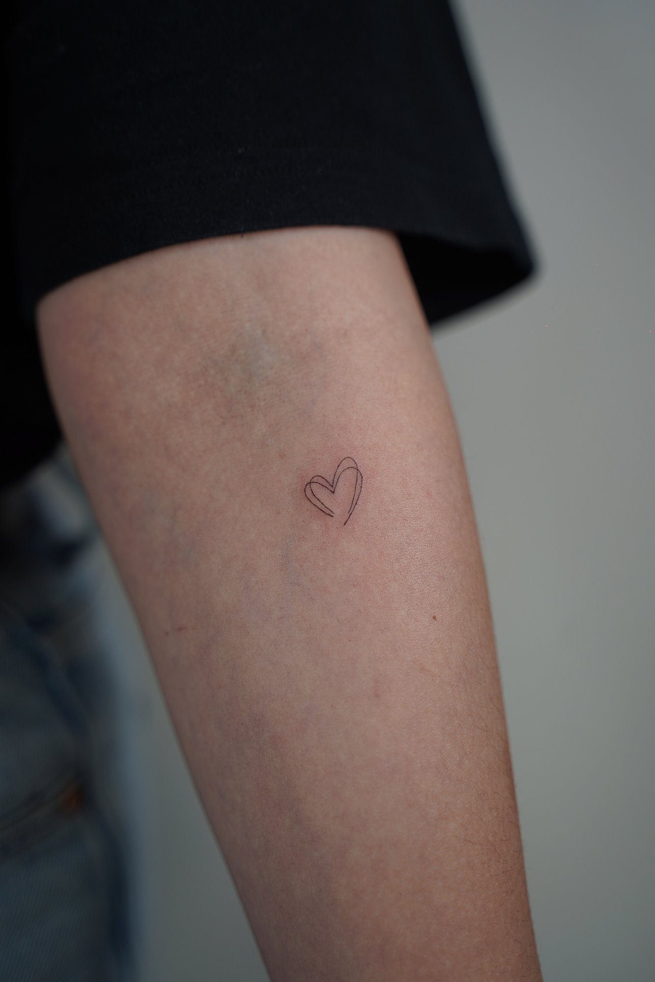 Tatuaje de huellas personas corazon en zona desconocida, línea fina