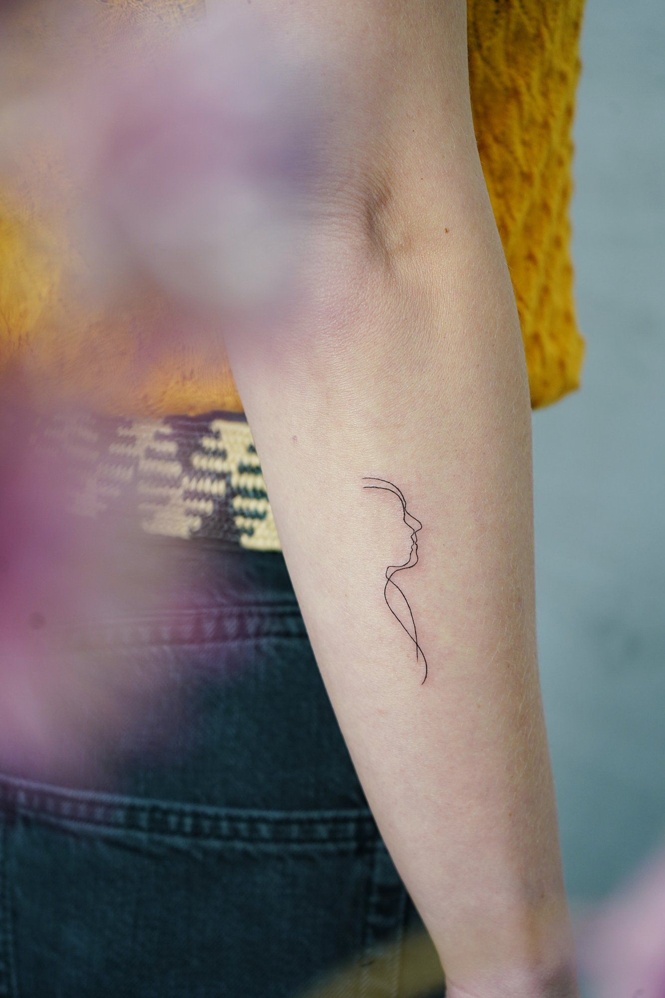 Tatuaje de lineas caras en antebrazo, línea fina