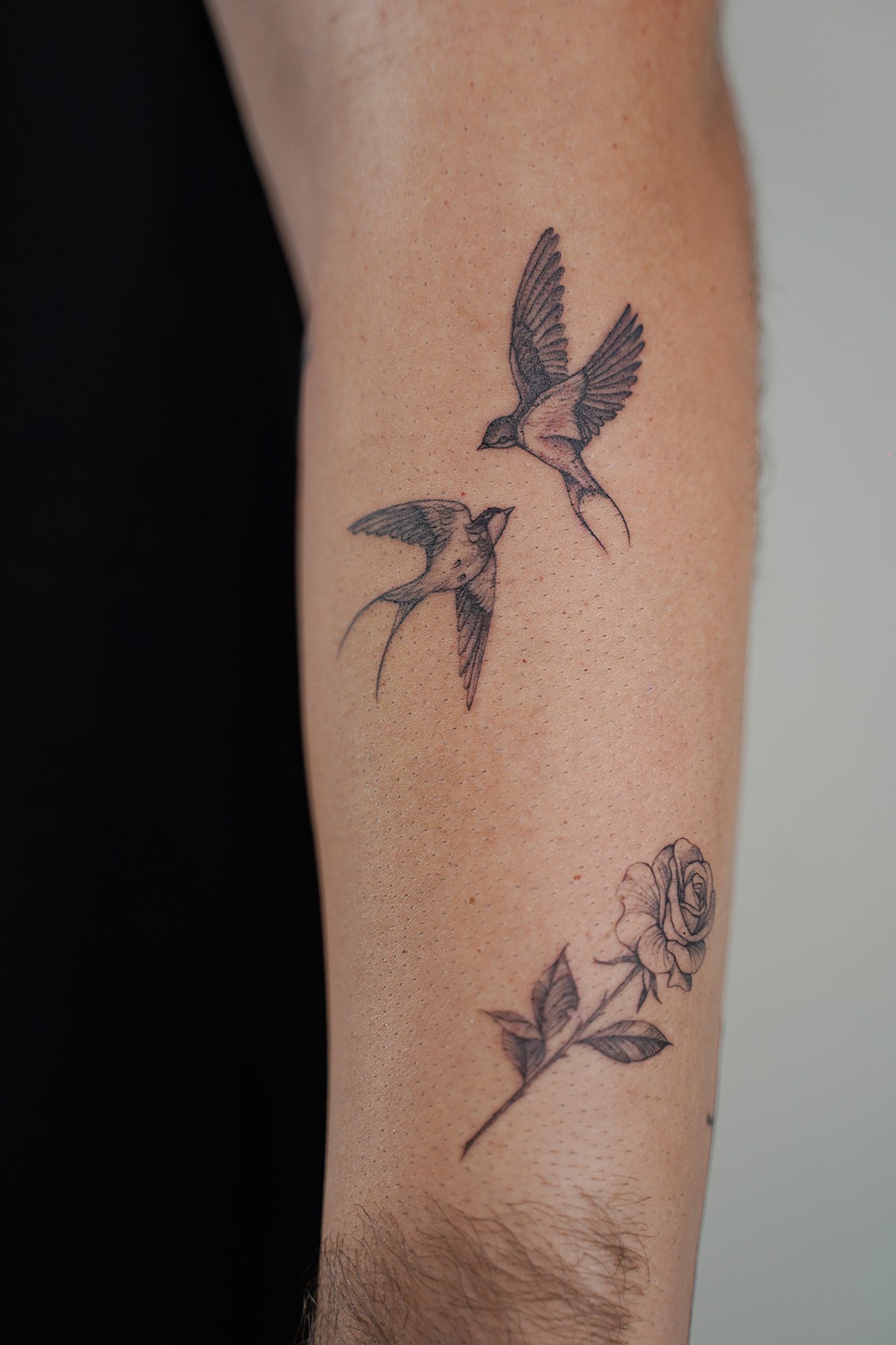 Tatuaje de manos creacion en zona desconocida, línea fina