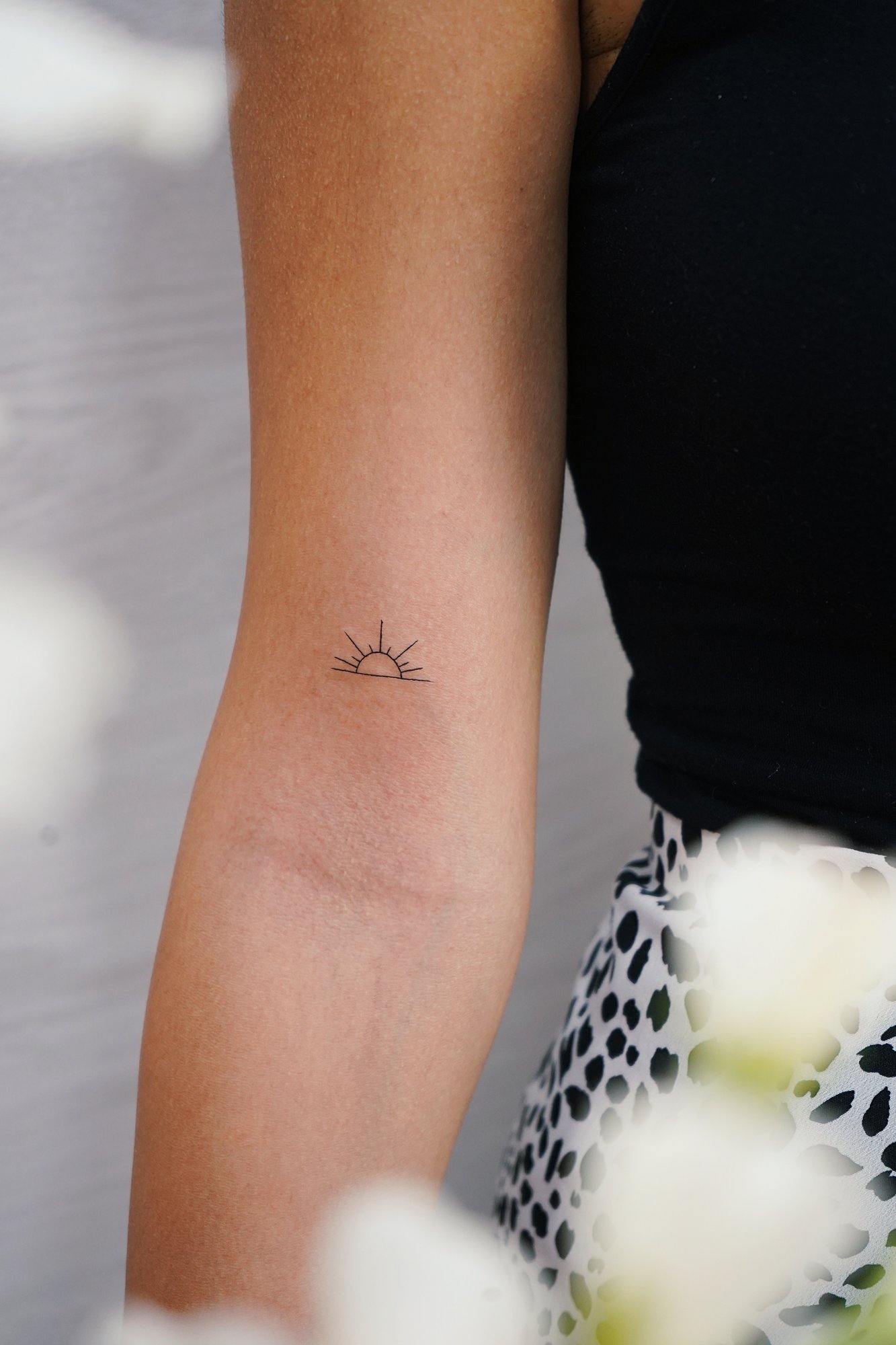 Tatuaje de manos entrelazadas en zona desconocida, línea fina