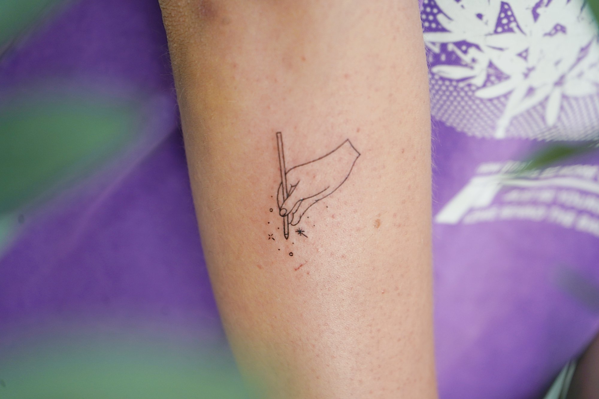 Tatuaje de manos lapiz en antebrazo, línea fina