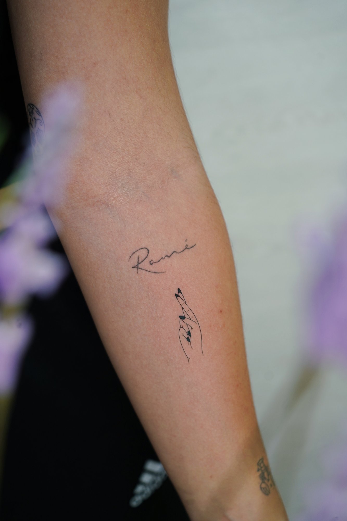 Tatuaje de manos en antebrazo, línea fina