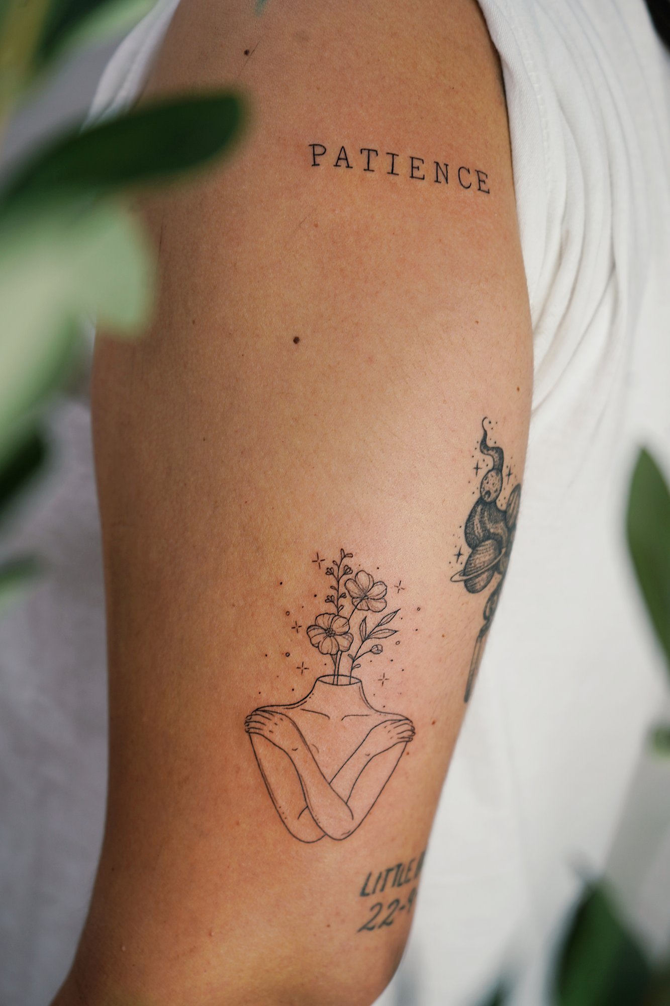 Tatuaje de mujer flores patience en zona desconocida, línea fina