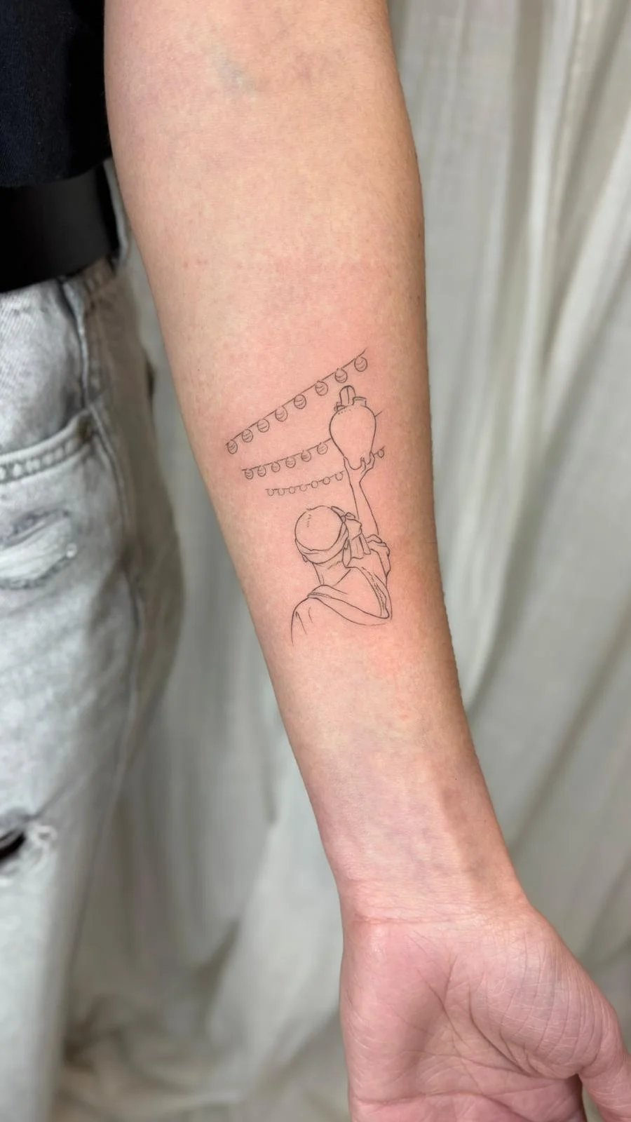 Tatuaje retrato-silueta persona con bandera festiva antebrazo