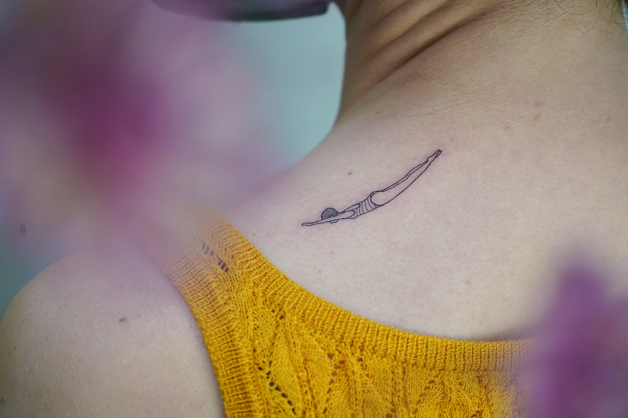 Tatuaje de silueta buceando en espalda, línea fina