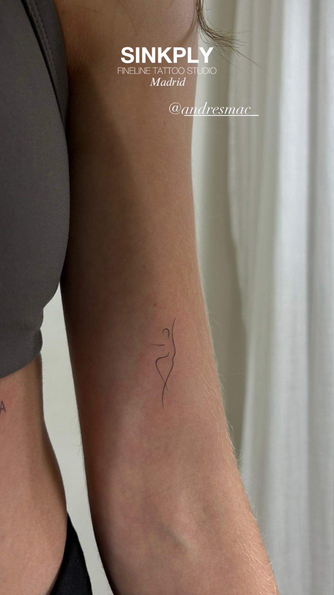 Tatuaje de silueta femenina linea fina en antebrazo, línea fina