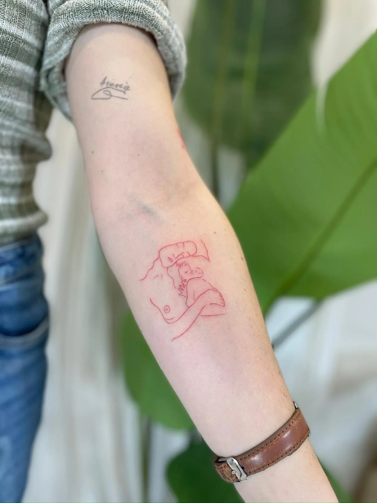 Tatuaje retrato-silueta silueta pareja abrazada antebrazo