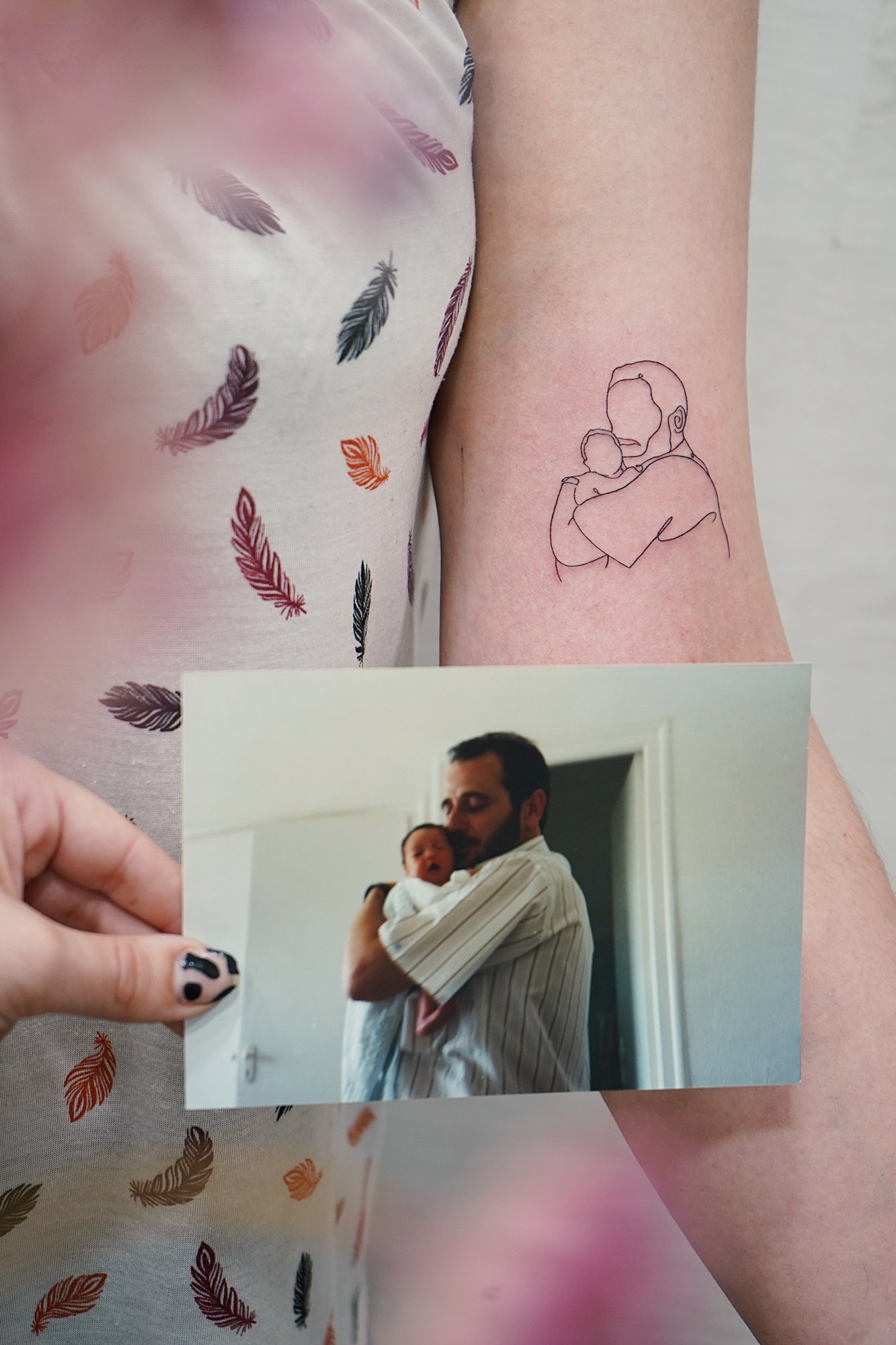 Tatuaje de silueta en biceps, línea fina