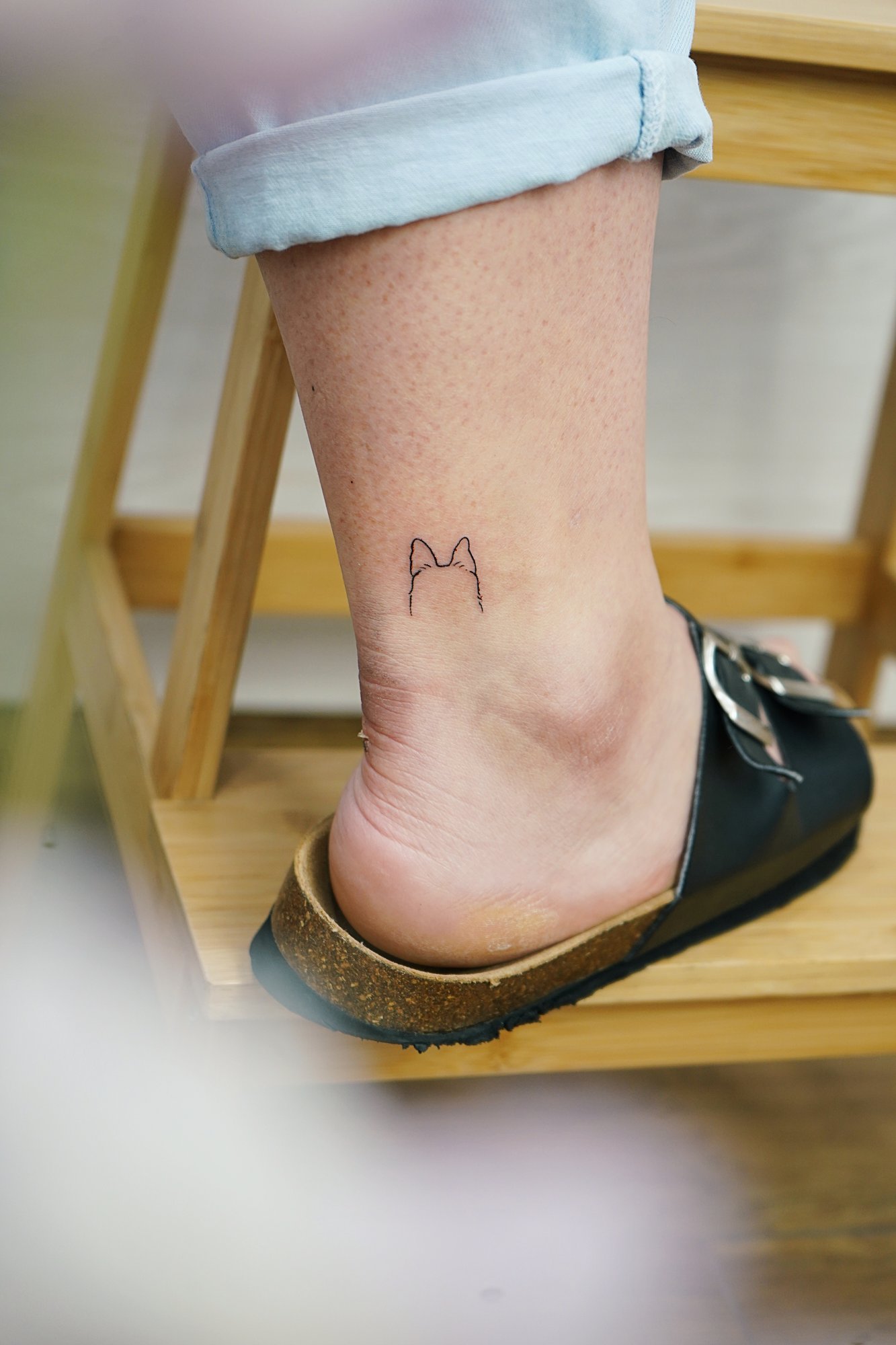Tatuaje de silueta en tobillo, línea fina