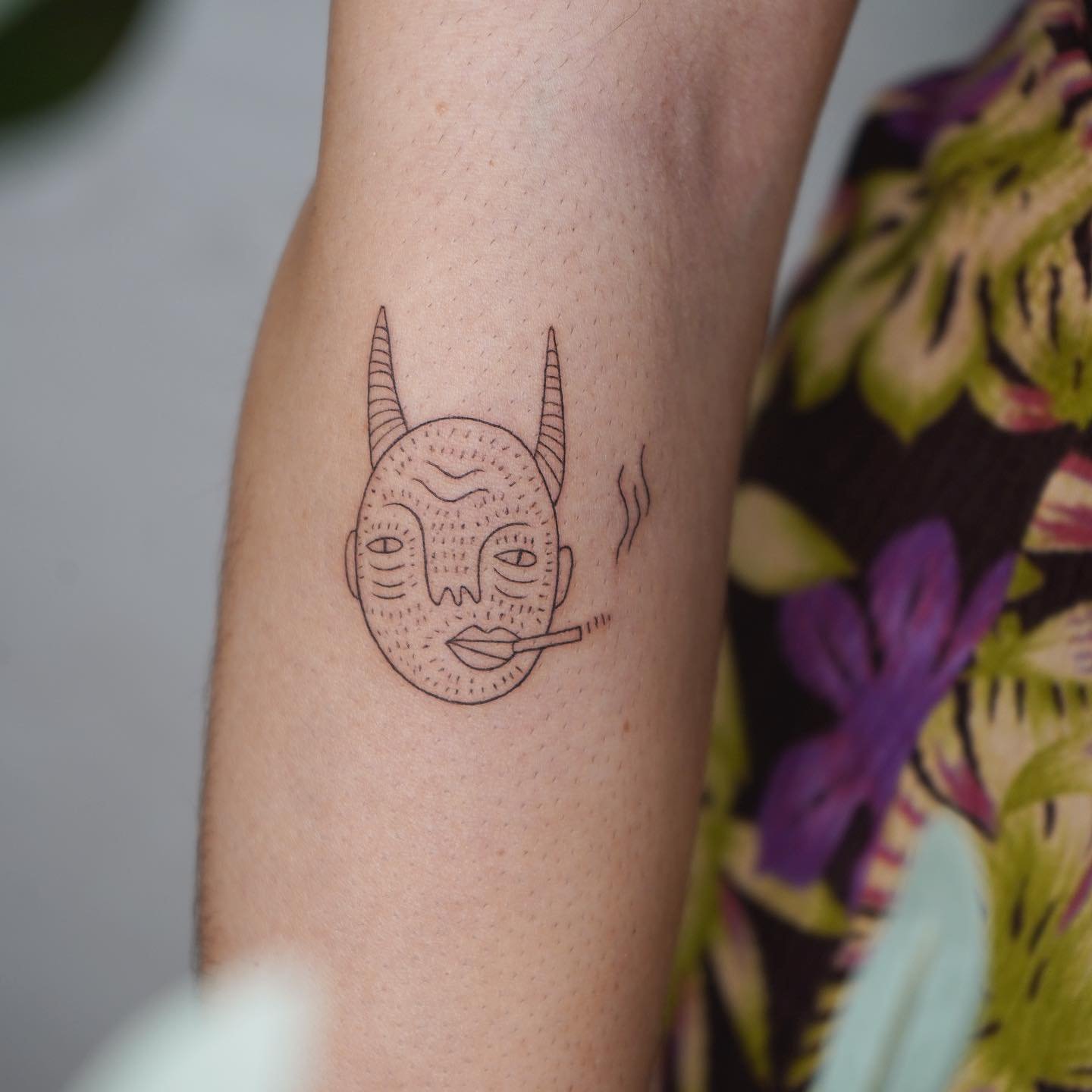 Tatuaje de retrato en antebrazo, línea fina Sinkply Madrid