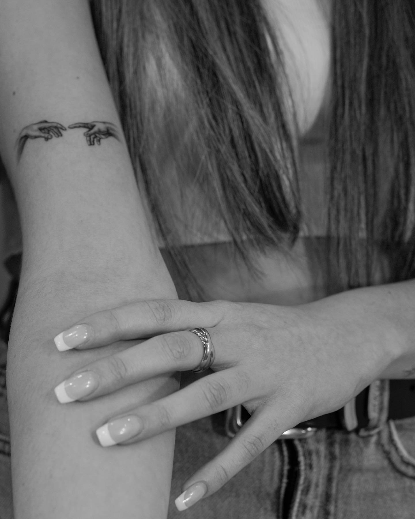 Tatuaje de retrato en antebrazo, línea fina Sinkply Madrid